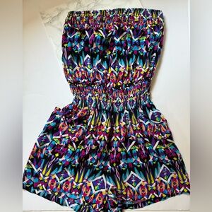 TOXIk Multicolor Strapless Short jumper with front and rear pockets . Size 2X